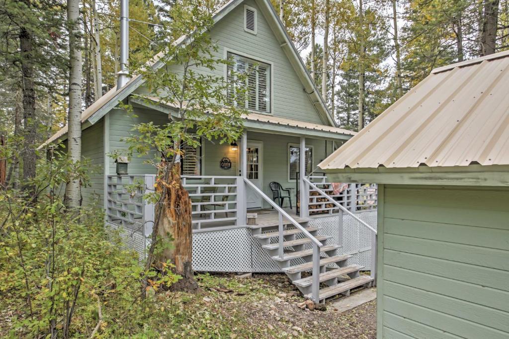 Quaint Cloudcroft Cabin with Stunning Forest Views!